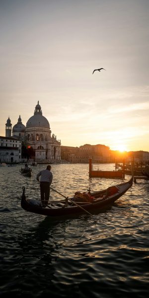 Grand canal de Venise avec une gondole